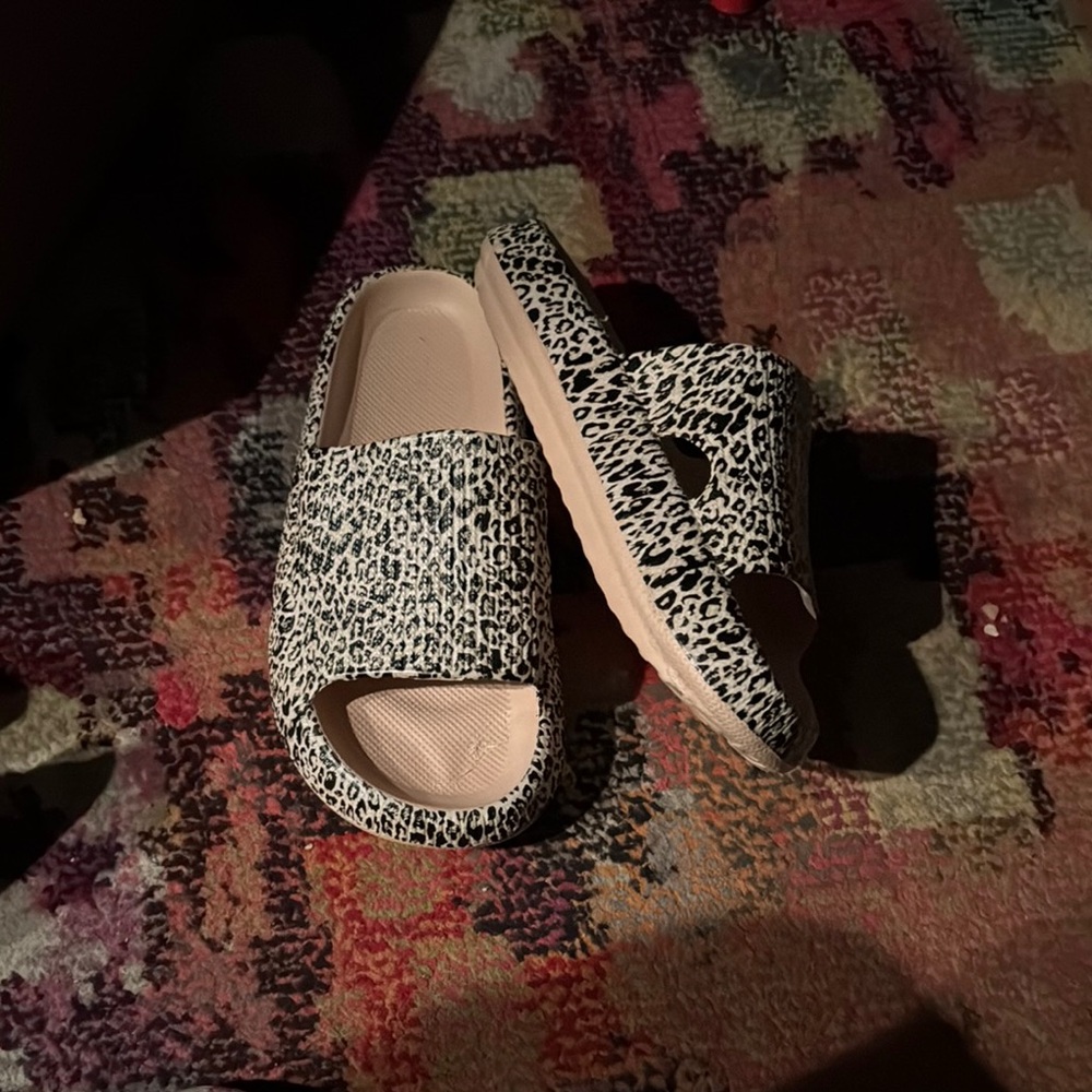 Cloudies Leopard Print Slide Sandals. Size 8